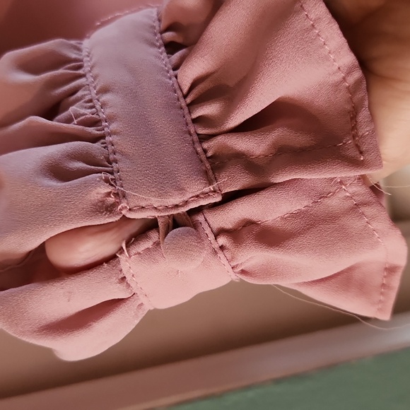 Womens l/s blouse,3 button front, button each sleeve w/ruffle. - Picture 4 of 6